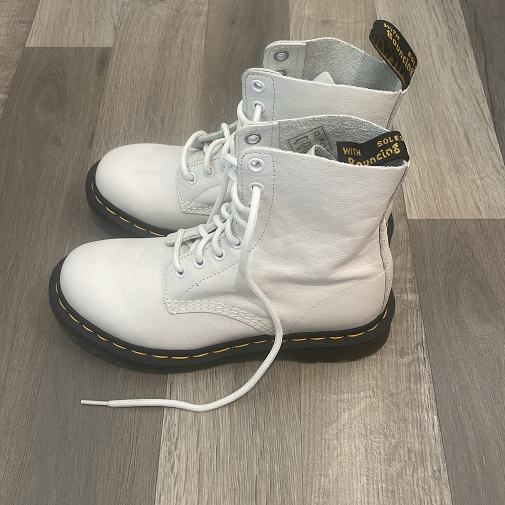 Dr. Martens 1460 WOMEN'S VIRGINIA LEATHER BOOTS - Picture 8 of 14